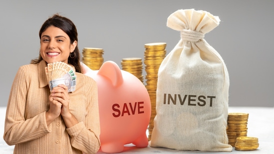 Money Savings: ಭಾರತೀಯ ಮಹಿಳೆ ಕೇವಲ ಗೃಹಿಣಿಯಲ್ಲ. ಆಕೆ ವೇತನ ಪಡೆಯುವ ಉದ್ಯೋಗಿ, ಹೂಡಿಕೆದಾರಳೂ ಹೌದು. ಇಷ್ಟು ಮಾತ್ರವಲ್ಲದೆ ಸಣ್ಣ ಕಂಪನಿಯಿಂದ ಹಿಡಿದು ದೊಡ್ಡ ಕಂಪನಿಯನ್ನೂ ಮುನ್ನಡೆಸುತ್ತಿದ್ದಾರೆ. ಉಳಿತಾಯದ ವಿಷಯದಲ್ಲಿ ಪುರುಷರಿಗಿಂತ ಮಹಿಳೆಯರು ಒಂದು ಹೆಜ್ಜೆ ಮುಂದು. ಹನಿ ಹನಿಗೂಡಿದರೆ ಹಳ್ಳ ಎಂದು ತಿಳಿದುಕೊಂಡ ಮಹಿಳೆಯರು ಜತನದಿಂದ ಹಣ ಉಳಿತಾಯ ಮಾಡುತ್ತಾರೆ. ಮಹಿಳೆಯರು ಇನ್ನಷ್ಟು ಉತ್ತಮವಾಗಿ ಹಣ ಉಳಿತಾಯ ಮಾಡಲು 50:30:20 ಎಂಬ ಗೋಲ್ಡನ್ ನಿಯಮವನ್ನು ಇಲ್ಲಿ ಪರಿಚಯಿಸಲಾಗಿದೆ. <p>Money Savings: ಭಾರತೀಯ ಮಹಿಳೆ ಕೇವಲ ಗೃಹಿಣಿಯಲ್ಲ. ಆಕೆ ವೇತನ ಪಡೆಯುವ ಉದ್ಯೋಗಿ, ಹೂಡಿಕೆದಾರಳೂ ಹೌದು. ಇಷ್ಟು ಮಾತ್ರವಲ್ಲದೆ ಸಣ್ಣ ಕಂಪನಿಯಿಂದ ಹಿಡಿದು ದೊಡ್ಡ ಕಂಪನಿಯನ್ನೂ ಮುನ್ನಡೆಸುತ್ತಿದ್ದಾರೆ. ಉಳಿತಾಯದ ವಿಷಯದಲ್ಲಿ ಪುರುಷರಿಗಿಂತ ಮಹಿಳೆಯರು ಒಂದು ಹೆಜ್ಜೆ ಮುಂದು. ಹನಿ ಹನಿಗೂಡಿದರೆ ಹಳ್ಳ ಎಂದು ತಿಳಿದುಕೊಂಡ ಮಹಿಳೆಯರು ಜತನದಿಂದ ಹಣ ಉಳಿತಾಯ ಮಾಡುತ್ತಾರೆ. ಮಹಿಳೆಯರು ಇನ್ನಷ್ಟು ಉತ್ತಮವಾಗಿ ಹಣ ಉಳಿತಾಯ ಮಾಡಲು 50:30:20 ಎಂಬ ಗೋಲ್ಡನ್ ನಿಯಮವನ್ನು ಇಲ್ಲಿ ಪರಿಚಯಿಸಲಾಗಿದೆ.</p>