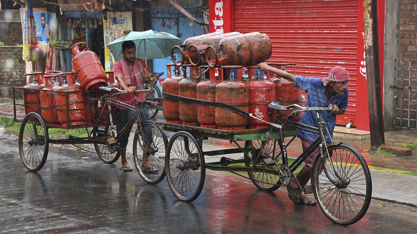 ವಾಣಿಜ್ಯ ಬಳಕೆ ಎಲ್‌ಪಿಜಿ ಸಿಲಿಂಡರ್ ಬೆಲೆ ಏರಿಕೆ; ಬಜೆಟ್ ದಿನ ಘೋಷಿಸಿದ್ದ ಪರಿಹಾರ ಮತ್ತೆ ಹಿಂದಕ್ಕೆ