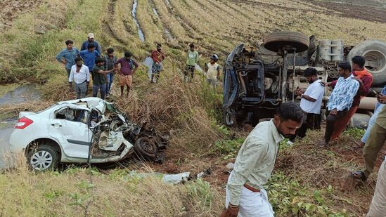 ಕೊಳ್ಳೇಗಾಲ ಬಳಿ ಸಂಭವಿಸಿದ ಅಪಘಾತದ ನೋಟ. ಕೊಳ್ಳೇಗಾಲ ಬಳಿ ಸಂಭವಿಸಿದ ಅಪಘಾತದ ನೋಟ.