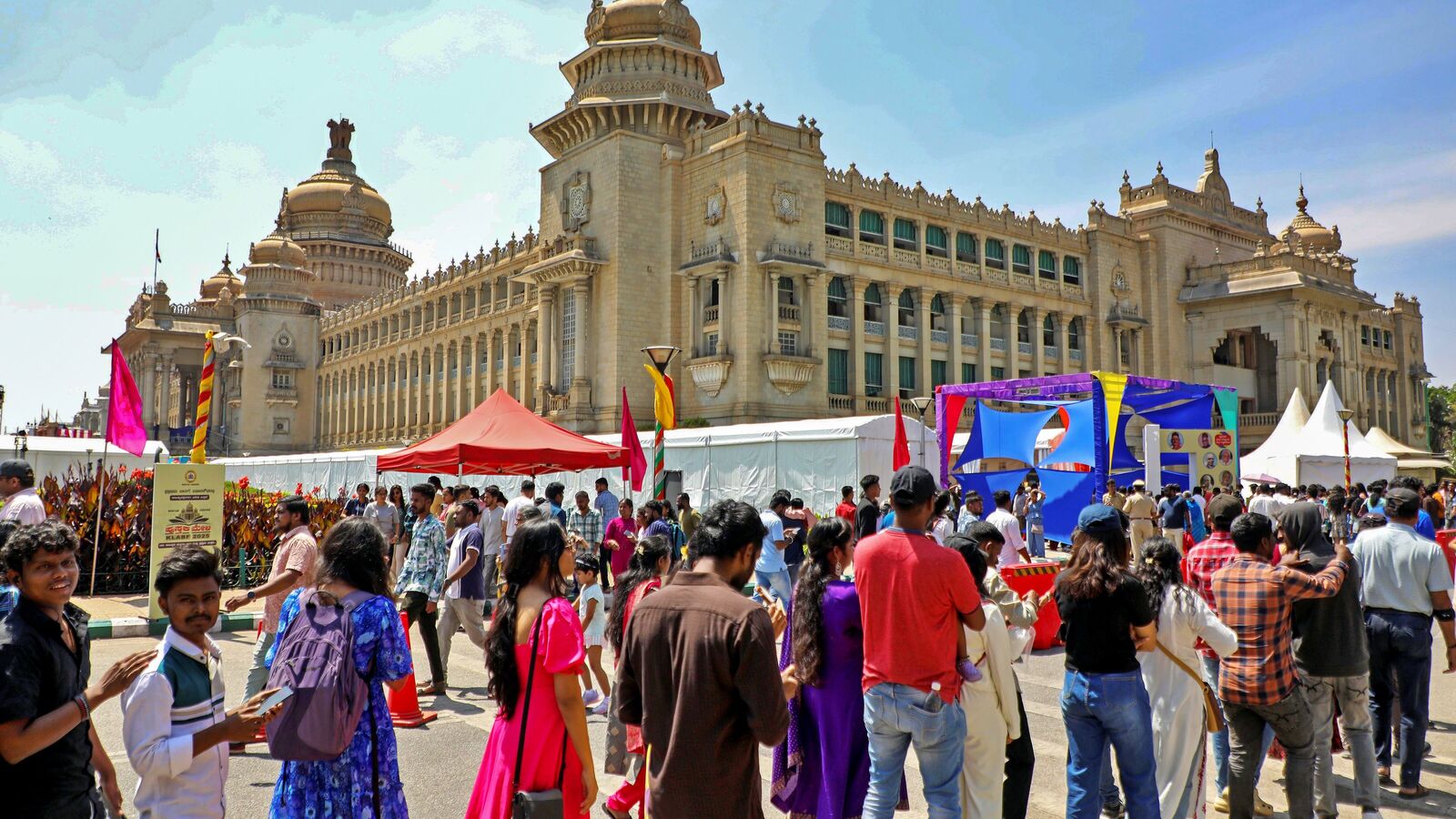 ವಿಧಾನಸೌಧ ಪುಸ್ತಕ ಮೇಳ: 3 ದಿನಗಳಲ್ಲಿ 2 ಲಕ್ಷ ಜನ ಭಾಗಿ, ವಿಧಾನಸಭೆ ಸಭಾಂಗಣ ವೀಕ್ಷಿಸಿದ ಹಲವರು