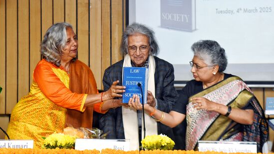 ಪ್ರೊಫೆಸರ್ ಭಕ್ಷಿ ಅವರ ಬರವಣಿಗೆ ಭಾರತೀಯ ಸಂವಿಧಾನವನ್ನು ನ್ಯಾಯ, ಆಡಳಿತ ಮತ್ತು ಸಾಮಾಜಿಕ ಪರಿವರ್ತನೆಯ ಆಳವಾದ ಆಕಾಂಕ್ಷೆಗಳನ್ನು ಸಾಕಾರಗೊಳಿಸುವ ಕ್ರಿಯಾತ್ಮಕ ದಾಖಲೆಯಾಗಿ ನೋಡಬೇಕು ಎಂಬುದನ್ನು ಪ್ರತಿಪಾದಿಸುತ್ತದೆ ಎಂದು ನ್ಯಾಯಮೂರ್ತಿ ನಾಗರತ್ನ ಹೇಳಿದರು.