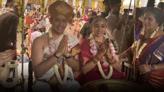 ತಮಿಳುನಾಡು ಮೂಲದವರಾದ ಶಿವಶ್ರೀ ಕರ್ನಾಟಕ ಸಂಗೀತ ಗಾಯಕಿಯಾಗಿದ್ದು ಬೆಂಗಳೂರಿನಿಂದ ಎರಡನಬೇ ಬಾರಿ ಸಂಸದರಾಗಿರುವ ತೇಜಸ್ವಿ ಅವರನ್ನು ವರಿಸಿದರು. <p>ತಮಿಳುನಾಡು ಮೂಲದವರಾದ ಶಿವಶ್ರೀ ಕರ್ನಾಟಕ ಸಂಗೀತ ಗಾಯಕಿಯಾಗಿದ್ದು ಬೆಂಗಳೂರಿನಿಂದ ಎರಡನಬೇ ಬಾರಿ ಸಂಸದರಾಗಿರುವ ತೇಜಸ್ವಿ ಅವರನ್ನು ವರಿಸಿದರು.</p>