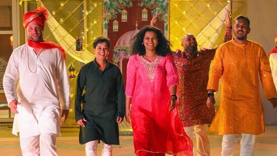 ಇವರೊಂದಿಗೆ ತಂಡದ ಸಹಾಯಕ ಸಿಬ್ಬಂದಿಯೂ ಸಾಥ್ ಕೊಟ್ಟಿದ್ದಾರೆ.