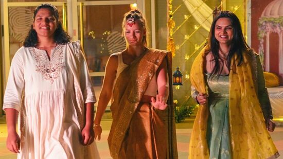 ಉಳಿದ ಆಟಗಾರ್ತಿಯರು ಸೀರೆ ಜೊತೆಗೆ ಲೆಹೆಂಗಾ, ಲಂಗ ದಾವಣಿ, ಚೂಡಿದಾರ್ ಧರಿಸಿದ್ದಾರೆ.