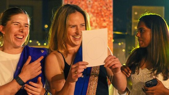 ವಿದೇಶಿ ಆಟಗಾರ್ತಿಯರು ಸೀರೆ ತೊಟ್ಟು ಸಂಭ್ರಮಿಸಿದ್ದಾರೆ.