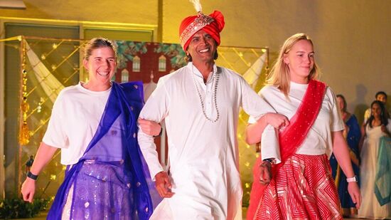 ಲಕ್ನೋದಲ್ಲಿ ನಡೆದ ಕಾರ್ಯಕ್ರಮದಲ್ಲಿ ಸಾಂಪ್ರದಾಯಿಕ ಉಡುಗೆ ತೊಟ್ಟು ರ್ಯಾಂಪ್ ವಾಕ್ ಕೂಡ ಮಾಡಿದ್ದಾರೆ.