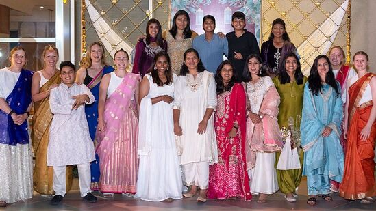 ಅದರಲ್ಲೂ ಆಸ್ಟ್ರೇಲಿಯಾದ ಆಲ್​ರೌಂಡರ್ ಎಲ್ಲಿಸ್ ಪೆರಿ ಎಲ್ಲರ ಗಮನ ಗಮನ ಸೆಳೆದಿದ್ದಾರೆ.