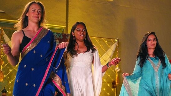 ವಿದೇಶಿ ಆಟಗಾರ್ತಿಯರು ಸೀರೆ ಧರಿಸಿ ಸಂಭ್ರಮಿಸಿದ್ದು, ಸಿಕ್ಕಾಪಟ್ಟೆ ಮೆಚ್ಚುಗೆಗೆ ಪಡೆದಿದೆ.