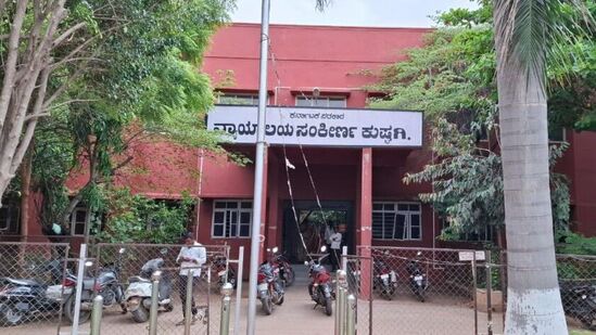 ಕೊಪ್ಪಳ ಜಿಲ್ಲೆಯ ಕುಕನೂರು ಮತ್ತು ಕಾರಟಗಿ ತಾಲ್ಲೂಕಿನಲ್ಲಿ ಜೆಎಂಎಫ್ಸಿ ನ್ಯಾಯಾಲಯವನ್ನು ತಲಾ ಒಂಬ ತ್ತು ಕೋಟಿ ರೂ. ವೆಚ್ಚದಲ್ಲಿ ಕಲ್ಯಾಣ ಕರ್ನಾಟಕ ಪ್ರದೇಶಾಭಿವೃದ್ಧಿ ಮಂಡಳಿಯ ವತಿಯಿಂದ ಸ್ಥಾಪಿಸಲಾಗುವುದು ಎಂದು ಸಿದ್ದರಾಮಯ್ಯ ಬಜೆಟ್ನಲ್ಲಿ ಪ್ರಕಟಿಸಿದ್ದಾರೆ. ಕೊಪ್ಪಳ ಜಿಲ್ಲೆಯ ಕುಕನೂರು ಮತ್ತು ಕಾರಟಗಿ ತಾಲ್ಲೂಕಿನಲ್ಲಿ ಜೆಎಂಎಫ್ಸಿ ನ್ಯಾಯಾಲಯವನ್ನು ತಲಾ ಒಂಬ ತ್ತು ಕೋಟಿ ರೂ. ವೆಚ್ಚದಲ್ಲಿ ಕಲ್ಯಾಣ ಕರ್ನಾಟಕ ಪ್ರದೇಶಾಭಿವೃದ್ಧಿ ಮಂಡಳಿಯ ವತಿಯಿಂದ ಸ್ಥಾಪಿಸಲಾಗುವುದು ಎಂದು ಸಿದ್ದರಾಮಯ್ಯ ಬಜೆಟ್ನಲ್ಲಿ ಪ್ರಕಟಿಸಿದ್ದಾರೆ.