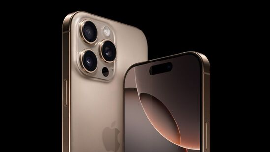 ಐಫೋನ್ 16 ಪ್ರೊನೀವು ಪ್ರೊ ಮಾದರಿಯನ್ನು ಕಡಿಮೆ ಬೆಲೆಗೆ ಖರೀದಿಸಲು ಬಯಸಿದರೆ, ಅದು ಕೇವಲ 1,12,900 ರೂ.ಗಳಿಗೆ ಲಭ್ಯವಿದೆ. ಈ ಸಾಧನದ ಬಿಡುಗಡೆ ಬೆಲೆ 1,19,900 ರೂ.ಗಳಾಗಿದ್ದು, ಈ ಮಾರಾಟದಲ್ಲಿ ಇದರ ಬೆಲೆ 7,000 ರೂ.ಗಳ ಕಡಿತವಾಗಿದೆ. HDFC ಬ್ಯಾಂಕ್ ಕಾರ್ಡ್ ಮೂಲಕ ಪಾವತಿ ಮಾಡಿದರೆ, 4,000 ರೂ.ಗಳ ರಿಯಾಯಿತಿ ನೀಡಲಾಗುತ್ತಿದ್ದು, ಫೋನ್ನ ಬೆಲೆ 1,08,900 ರೂ.ಗಳಾಗಿರುತ್ತದೆ. ಐಫೋನ್ 16 ಪ್ರೊನೀವು ಪ್ರೊ ಮಾದರಿಯನ್ನು ಕಡಿಮೆ ಬೆಲೆಗೆ ಖರೀದಿಸಲು ಬಯಸಿದರೆ, ಅದು ಕೇವಲ 1,12,900 ರೂ.ಗಳಿಗೆ ಲಭ್ಯವಿದೆ. ಈ ಸಾಧನದ ಬಿಡುಗಡೆ ಬೆಲೆ 1,19,900 ರೂ.ಗಳಾಗಿದ್ದು, ಈ ಮಾರಾಟದಲ್ಲಿ ಇದರ ಬೆಲೆ 7,000 ರೂ.ಗಳ ಕಡಿತವಾಗಿದೆ. HDFC ಬ್ಯಾಂಕ್ ಕಾರ್ಡ್ ಮೂಲಕ ಪಾವತಿ ಮಾಡಿದರೆ, 4,000 ರೂ.ಗಳ ರಿಯಾಯಿತಿ ನೀಡಲಾಗುತ್ತಿದ್ದು, ಫೋನ್ನ ಬೆಲೆ 1,08,900 ರೂ.ಗಳಾಗಿರುತ್ತದೆ. 