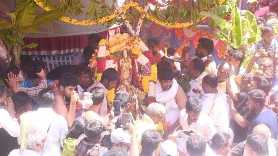 ತುಮಕೂರು ಜಿಲ್ಲೆಯ ಇತಿಹಾಸ ಪ್ರಸಿದ್ದ ಕರಿಗಿರಿ ಕ್ಷೇತ್ರ ದೇವರಾಯನ ದುರ್ಗದ ಶ್ರೀಲಕ್ಷ್ಮೀನರಸಿಂಹ ಸ್ವಾಮಿ ಬ್ರಹ್ಮರಥೋತ್ಸವ ಸಹಸ್ರಾರು ಭಕ್ತಾದಿಗಳ ಸಮ್ಮುಖದಲ್ಲಿ ವಿಜೃಂಭಣೆಯಿಂದ ನಡೆಯಿತು.