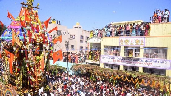 ರಥಕ್ಕೆ ಗರುಡ ಪ್ರದಕ್ಷಿಣೆ ಹಾಕಿದ ನಂತರ ಭಕ್ತರ ಜೈಕಾರ, ವೇದ ಘೋಷದೊಂದಿಗೆ ರಥ ಮುಂದಕ್ಕೆ ಎಳೆಯಲಾಯಿತು, ರಥದ ಗಾಲಿಗಳು ಮುಂದಕ್ಕೆ ಚಲಿಸುತ್ತಿದ್ದಂತೆ ನೆರೆದಿದ್ದ ಭಕ್ತರ ಹರ್ಷೋದ್ಘಾರಮುಗಿಲು ಮುಟ್ಟಿತು, ಭಕ್ತಾದಿಗಳು ರಥಕ್ಕೆ ಹೂ, ಬಾಳೆಹಣ್ಣು, ದವನ ಎಸೆಯುವ ಮೂಲಕ ತಮ್ಮ ಹರಕೆ ತೀರಿಸಿದರು.