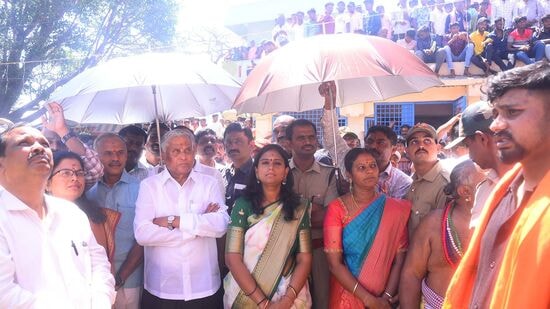 ಕೇಂದ್ರ ಜಲಶಕ್ತಿ ಹಾಗೂ ರೈಲ್ವೆ ರಾಜ್ಯ ಖಾತೆ ಸಚಿವ ವಿ.ಸೋಮಣ್ಣ, ಶಾಸಕ ಬಿ. ಸುರೇಶ್‌ಗೌಡ, ಜಿಲ್ಲಾಧಿಕಾರಿ ಶುಭಕಲ್ಯಾಣ್, ಜಿಲ್ಲಾ ಪೊಲೀಸ್ ವರಿಷ್ಠಾಧಿಕಾರಿ ಅಶೋಕ್.ಕೆ.ವಿ, ಅಪರ ಜಿಲ್ಲಾಧಿಕಾರಿ ಡಾ.ಎನ್.ತಿಪ್ಪೇಸ್ವಾಮಿ, ತಹಶೀಲ್ದಾರ್ ರಾಜೇಶ್ವರಿ, ದೇವಾಲಯದ ಕಾರ್ಯ ನಿರ್ವಾಹಕ ಅಧಿಕಾರಿ ಎಸ್.ಟಿ. ಸುನೀಲ್ ಕುಮಾರ್ ಅವರು ಶ್ರೀಲಕ್ಷ್ಮಿ ನರಸಿಂಹ ಸ್ವಾಮಿಗೆ ವಿಶೇಷ ಪೂಜೆ ಸಲ್ಲಿಸಿದರು. ನಂತರ ರಥೋತ್ಸವಕ್ಕೆ ಚಾಲನೆ ದೊರೆಯಿತು.