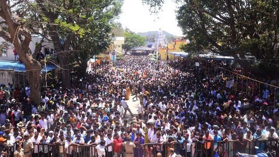 ರಥೋತ್ಸವದ ಅಂಗವಾಗಿ ಮುಂಜಾನೆಯೇ ಶ್ರೀಸ್ವಾಮಿಗೆ ಅಭಿಷೇಕ ನೆರವೇರಿತು, ದೇವರು ಮತ್ತು ರಥಕ್ಕೆ ಗೆ ವಿವಿಧ ಬಗೆಯ ಹೂವುಗಳಿಂದ ವಿಶೇಷ ಅಲಂಕಾರ ಮಾಡಲಾಗಿತ್ತು. ಮುಂಜಾನೆಯಿಂದಲೇ ವಿಶೇಷ ಧಾರ್ಮಿಕ ಪೂಜಾ ಕೈಂಕರ್ಯ ನೆರವೇರಿದ್ದು, 7 ಗಂಟೆಯ ನಂತರ ಶ್ರೀಲಕ್ಷ್ಮಿನರಸಿಂಹ ಸ್ವಾಮಿ ಭಕ್ತರ ಮನೆಗಳಿಗೆ ತೆರಳಿ ವಿಶೇಷ ಪೂಜೆ ಸಲ್ಲಿಕೆಯಾದ ನಂತರ ಮಧ್ಯಾಹ್ನ ರಥದ ಬಳಿ ಬಂದ ದೇವರನ್ನು ರಥಕ್ಕೆ ಕೂರಿಸಲಾಯಿತು.