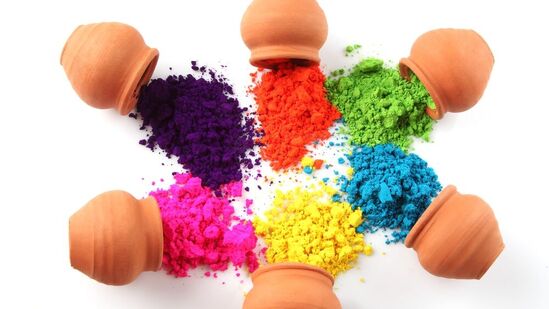 ಸುಲಭ ರಂಗೋಲಿ: ರಂಗೋಲಿಯನ್ನು ಹೇಗೆ ಬಿಡಿಸಬೇಕು ಎಂದು ನಿಮಗೆ ತಿಳಿದಿಲ್ಲದಿದ್ದರೆ, ಇದು ಹೋಳಿಗೆ ಪರಿಪೂರ್ಣ ಮತ್ತು ಸೃಜನಶೀಲ ಮಾರ್ಗವಾಗಿದೆ. ಸಣ್ಣ ಮಡಕೆಗಳನ್ನು ವಿವಿಧ ಬಣ್ಣಗಳಿಂದ ತುಂಬಿಸಿ ಅವುಗಳನ್ನು ಹರಡಿ. ಸುಲಭ ರಂಗೋಲಿ: ರಂಗೋಲಿಯನ್ನು ಹೇಗೆ ಬಿಡಿಸಬೇಕು ಎಂದು ನಿಮಗೆ ತಿಳಿದಿಲ್ಲದಿದ್ದರೆ, ಇದು ಹೋಳಿಗೆ ಪರಿಪೂರ್ಣ ಮತ್ತು ಸೃಜನಶೀಲ ಮಾರ್ಗವಾಗಿದೆ. ಸಣ್ಣ ಮಡಕೆಗಳನ್ನು ವಿವಿಧ ಬಣ್ಣಗಳಿಂದ ತುಂಬಿಸಿ ಅವುಗಳನ್ನು ಹರಡಿ.