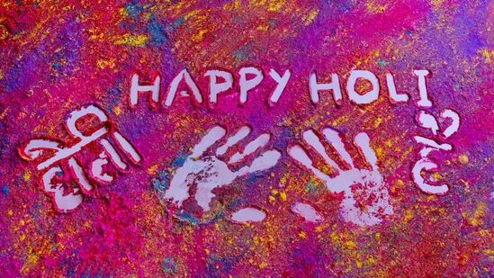 ಕೈಮುದ್ರೆ ರಂಗೋಲಿ: ಈ ರಂಗೋಲಿ ಕೂಡ ತುಂಬಾ ಸುಲಭ. ವಿವಿಧ ಬಣ್ಣಗಳನ್ನು ಹಾಕಿ ಬಳಿಕ ನಿಮ್ಮ ಕೈ ಮುದ್ರೆ ಒತ್ತಿದರೆ ಸೊಗಸಾಗಿ ಕಾಣುತ್ತದೆ.ಮತ್ತು ಅದರೊಂದಿಗೆ ಹೋಳಿ ಹಬ್ಬದ ಶುಭಾಶಯಗಳು ಎಂಬ ಸಂದೇಶವನ್ನು ಬರೆಯಬಹುದು. ಕೈಮುದ್ರೆ ರಂಗೋಲಿ: ಈ ರಂಗೋಲಿ ಕೂಡ ತುಂಬಾ ಸುಲಭ. ವಿವಿಧ ಬಣ್ಣಗಳನ್ನು ಹಾಕಿ ಬಳಿಕ ನಿಮ್ಮ ಕೈ ಮುದ್ರೆ ಒತ್ತಿದರೆ ಸೊಗಸಾಗಿ ಕಾಣುತ್ತದೆ.ಮತ್ತು ಅದರೊಂದಿಗೆ ಹೋಳಿ ಹಬ್ಬದ ಶುಭಾಶಯಗಳು ಎಂಬ ಸಂದೇಶವನ್ನು ಬರೆಯಬಹುದು.