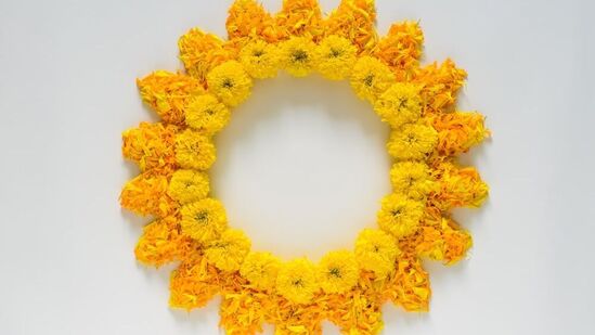 ಹೂವುಗಳೊಂದಿಗೆ ರಂಗೋಲಿ: ರಂಗೋಲಿ ಪುಡಿ ಇಲ್ಲದಿದ್ದರೆ ಚೆಂಡು ಹೂಗಳು ಮತ್ತು ಅವುಗಳ ಎಲೆಗಳನ್ನು ಬಳಸಿ ಇಂತಹ ವೃತ್ತವನ್ನು ಮಾಡಬಹುದು. ಈ ಹೂವಿನ ರಂಗೋಲಿ ಕೂಡ ತುಂಬಾ ಸುಂದರವಾಗಿ ಕಾಣುತ್ತದೆ. ಎಲೆಗಳು ಸಿಕ್ಕರೆ, ಅವನ್ನೂ ಬಳಸಬಹುದು. ಹೂವುಗಳೊಂದಿಗೆ ರಂಗೋಲಿ: ರಂಗೋಲಿ ಪುಡಿ ಇಲ್ಲದಿದ್ದರೆ ಚೆಂಡು ಹೂಗಳು ಮತ್ತು ಅವುಗಳ ಎಲೆಗಳನ್ನು ಬಳಸಿ ಇಂತಹ ವೃತ್ತವನ್ನು ಮಾಡಬಹುದು. ಈ ಹೂವಿನ ರಂಗೋಲಿ ಕೂಡ ತುಂಬಾ ಸುಂದರವಾಗಿ ಕಾಣುತ್ತದೆ. ಎಲೆಗಳು ಸಿಕ್ಕರೆ, ಅವನ್ನೂ ಬಳಸಬಹುದು.