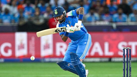 ಸ್ಟಾರ್ ಆಲ್ರೌಂಡರ್ ಹಾರ್ದಿಕ್ ಪಾಂಡ್ಯ ಈ ಪಟ್ಟಿಯಲ್ಲಿ ನಾಲ್ಕನೇ ಸ್ಥಾನದಲ್ಲಿದ್ದಾರೆ. ಹಾರ್ದಿಕ್ 10 ಇನ್ನಿಂಗ್ಸ್ಗಳಲ್ಲಿ 243 ರನ್ ಗಳಿಸಿದ್ದಾರೆ. ಅವರು ಚೆಂಡಿನಲ್ಲೂ ಪ್ರಮುಖ ಪಾತ್ರ ವಹಿಸಿದ್ದಾರೆ. ಸ್ಟಾರ್ ಆಲ್ರೌಂಡರ್ ಹಾರ್ದಿಕ್ ಪಾಂಡ್ಯ ಈ ಪಟ್ಟಿಯಲ್ಲಿ ನಾಲ್ಕನೇ ಸ್ಥಾನದಲ್ಲಿದ್ದಾರೆ. ಹಾರ್ದಿಕ್ 10 ಇನ್ನಿಂಗ್ಸ್ಗಳಲ್ಲಿ 243 ರನ್ ಗಳಿಸಿದ್ದಾರೆ. ಅವರು ಚೆಂಡಿನಲ್ಲೂ ಪ್ರಮುಖ ಪಾತ್ರ ವಹಿಸಿದ್ದಾರೆ.