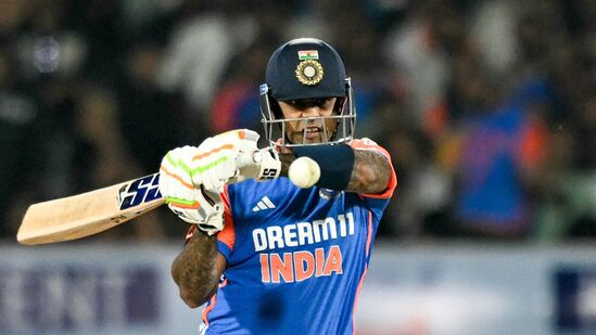 ಭಾರತದ ಟಿ20 ನಾಯಕ ಸೂರ್ಯಕುಮಾರ್ ಯಾದವ್ ಕಳೆದ ವರ್ಷದ ಟಿ20ಐ ವಿಶ್ವಕಪ್ನಲ್ಲಿ ಹಲವು ಪ್ರಮುಖ ಇನ್ನಿಂಗ್ಸ್ಗಳನ್ನು ಆಡಿದರು. ಅವರು ಐಸಿಸಿ ಟೂರ್ನಮೆಂಟ್ನ ಎಂಟು ಇನ್ನಿಂಗ್ಸ್ಗಳಲ್ಲಿ 199 ರನ್ ಗಳಿಸಿದ್ದಾರೆ. ಭಾರತದ ಟಿ20 ನಾಯಕ ಸೂರ್ಯಕುಮಾರ್ ಯಾದವ್ ಕಳೆದ ವರ್ಷದ ಟಿ20ಐ ವಿಶ್ವಕಪ್ನಲ್ಲಿ ಹಲವು ಪ್ರಮುಖ ಇನ್ನಿಂಗ್ಸ್ಗಳನ್ನು ಆಡಿದರು. ಅವರು ಐಸಿಸಿ ಟೂರ್ನಮೆಂಟ್ನ ಎಂಟು ಇನ್ನಿಂಗ್ಸ್ಗಳಲ್ಲಿ 199 ರನ್ ಗಳಿಸಿದ್ದಾರೆ. 