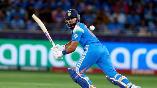 ಭಾರತೀಯ ಏಕದಿನ ತಂಡದಲ್ಲಿ 4ನೇ ಸ್ಥಾನದಲ್ಲಿ ತನ್ನ ಸ್ಥಾನವನ್ನು ಭದ್ರಪಡಿಸಿಕೊಂಡಿರುವ ಶ್ರೇಯಸ್ ಅಯ್ಯರ್ ಹೆಸರೂ ಈ ಪಟ್ಟಿಯಲ್ಲಿದೆ. ಅನುಭವಿ ಬ್ಯಾಟ್ಸ್ಮನ್ ಶ್ರೇಯಸ್ ಅಯ್ಯರ್ ಕೇವಲ ಐದು ಇನ್ನಿಂಗ್ಸ್ಗಳಲ್ಲಿ 243 ರನ್ ಗಳಿಸಿದ್ದಾರೆ. ಅವರು ಐಸಿಸಿ ಟಿ20 ವಿಶ್ವಕಪ್ ತಂಡದ ಭಾಗವಾಗಿರಲಿಲ್ಲ. ಭಾರತೀಯ ಏಕದಿನ ತಂಡದಲ್ಲಿ 4ನೇ ಸ್ಥಾನದಲ್ಲಿ ತನ್ನ ಸ್ಥಾನವನ್ನು ಭದ್ರಪಡಿಸಿಕೊಂಡಿರುವ ಶ್ರೇಯಸ್ ಅಯ್ಯರ್ ಹೆಸರೂ ಈ ಪಟ್ಟಿಯಲ್ಲಿದೆ. ಅನುಭವಿ ಬ್ಯಾಟ್ಸ್ಮನ್ ಶ್ರೇಯಸ್ ಅಯ್ಯರ್ ಕೇವಲ ಐದು ಇನ್ನಿಂಗ್ಸ್ಗಳಲ್ಲಿ 243 ರನ್ ಗಳಿಸಿದ್ದಾರೆ. ಅವರು ಐಸಿಸಿ ಟಿ20 ವಿಶ್ವಕಪ್ ತಂಡದ ಭಾಗವಾಗಿರಲಿಲ್ಲ. 