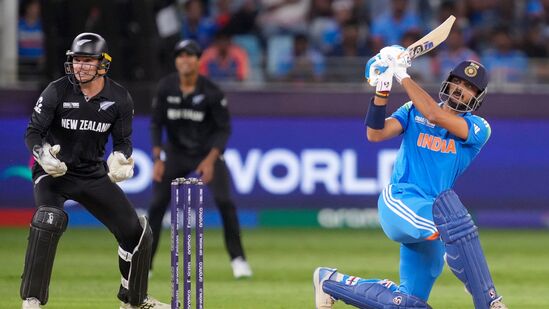 ಇತ್ತೀಚೆಗೆ, ಭಾರತಕ್ಕೆ ಹೊಸ ಪಂದ್ಯ ವಿಜೇತರಾಗಿ ಹೊರಹೊಮ್ಮಿದ ಅಕ್ಷರ್ ಪಟೇಲ್ ಕೂಡ ಈ ಪಟ್ಟಿಯಲ್ಲಿ ಸ್ಥಾನ ಪಡೆಯುವಲ್ಲಿ ಯಶಸ್ವಿಯಾಗಿದ್ದಾರೆ. ಅಕ್ಷರ್ 10 ಇನ್ನಿಂಗ್ಸ್ಗಳಲ್ಲಿ 201 ರನ್ ಗಳಿಸಿದ್ದಾರೆ. ಅಕ್ಷರ್ ಒಬ್ಬ ಬೌಲರ್ ಆಗಿಯೂ ಅದ್ಭುತ ಪ್ರದರ್ಶನ ನೀಡುತ್ತಿದ್ದಾರೆ. ಇತ್ತೀಚೆಗೆ, ಭಾರತಕ್ಕೆ ಹೊಸ ಪಂದ್ಯ ವಿಜೇತರಾಗಿ ಹೊರಹೊಮ್ಮಿದ ಅಕ್ಷರ್ ಪಟೇಲ್ ಕೂಡ ಈ ಪಟ್ಟಿಯಲ್ಲಿ ಸ್ಥಾನ ಪಡೆಯುವಲ್ಲಿ ಯಶಸ್ವಿಯಾಗಿದ್ದಾರೆ. ಅಕ್ಷರ್ 10 ಇನ್ನಿಂಗ್ಸ್ಗಳಲ್ಲಿ 201 ರನ್ ಗಳಿಸಿದ್ದಾರೆ. ಅಕ್ಷರ್ ಒಬ್ಬ ಬೌಲರ್ ಆಗಿಯೂ ಅದ್ಭುತ ಪ್ರದರ್ಶನ ನೀಡುತ್ತಿದ್ದಾರೆ.