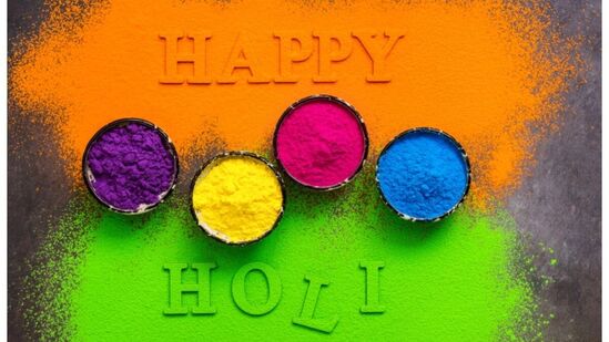ಹೋಳಿ ಹಬ್ಬದಂದು ಸುಂದರವಾದ ರಂಗೋಲಿಯನ್ನು ಅಲಂಕರಿಸಿ:&nbsp;ಹಿಂದೂಗಳ ಹಬ್ಬಗಳಲ್ಲಿ ರಂಗೋಲಿಗೆ ಹೆಚ್ಚಿನ ಮಹತ್ವವಿದೆ. ದೀಪಾವಳಿಯಂದು ಲಕ್ಷ್ಮಿಯನ್ನು ಸ್ವಾಗತಿಸಲು ರಂಗೋಲಿಯನ್ನು ತಯಾರಿಸಲಾಗುತ್ತದೆ. ಹೋಳಿ ಹಬ್ಬದಂದು ಕಾಮದಹನದ ನಂತರ,&nbsp;ಮನೆಯಲ್ಲಿ ಪೂಜೆ ಮತ್ತು ಅತಿಥಿಗಳನ್ನು ಸ್ವಾಗತಿಸಲು ರಂಗೋಲಿ ಹಾಕಲಾಗುತ್ತದೆ. ನಿಮ್ಮ ಮನೆಯ ಸೌಂದರ್ಯವನ್ನು ಹೆಚ್ಚಿಸಲು ಬಯಸಿದರೆ,&nbsp;ಇಲ್ಲಿರುವ ಸುಂದರವಾದ ರಂಗೋಲಿ ಮಾದರಿಗಳನ್ನು ಆಯ್ಕೆ ಮಾಡಬಹುದು.