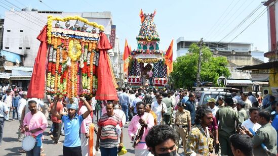 ಮೈಸೂರಿನ ಸಂತೇಪೇಟೆ ಎಂದರೆ ಅದು ಶತಮಾನಗಳಿಂದ ವ್ಯಾಪಾರಿ ತಾಣ. ಇಲ್ಲಿನ ಪ್ರಸನ್ನ ನಂಜುಂಡೇಶ್ವರ ದೇಗುಲವೂ ಮೂರು ನೂರು ವರ್ಷದಷ್ಟು ಹಳೆಯದು. ಈ ದೇಗುಲದ ಬ್ರಹ್ಮ ರಥೋತ್ಸವ ಭಕ್ತರ ಸಂಭ್ರಮದಿಂದ ನೆರವೇರಿತು. <p>ಮೈಸೂರಿನ ಸಂತೇಪೇಟೆ ಎಂದರೆ ಅದು ಶತಮಾನಗಳಿಂದ ವ್ಯಾಪಾರಿ ತಾಣ. ಇಲ್ಲಿನ ಪ್ರಸನ್ನ ನಂಜುಂಡೇಶ್ವರ ದೇಗುಲವೂ ಮೂರು ನೂರು ವರ್ಷದಷ್ಟು ಹಳೆಯದು. ಈ ದೇಗುಲದ ಬ್ರಹ್ಮ ರಥೋತ್ಸವ ಭಕ್ತರ ಸಂಭ್ರಮದಿಂದ ನೆರವೇರಿತು.</p>