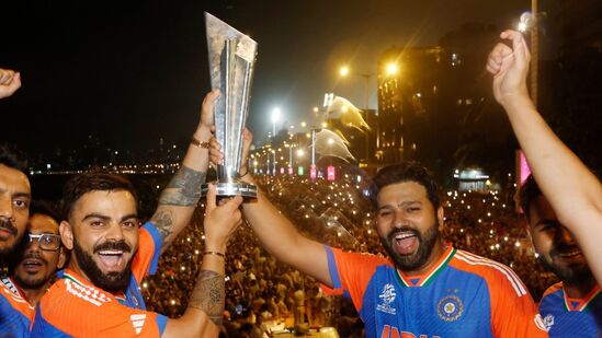 2024ರ ಜೂನ್​​ನಲ್ಲಿ ದಕ್ಷಿಣ ಆಫ್ರಿಕಾ ವಿರುದ್ಧ ಟಿ20 ವಿಶ್ವಕಪ್ ಫೈನಲ್ ಗೆದ್ದ ನಂತರ ಅಂತಾರಾಷ್ಟ್ರೀಯ ಟಿ20 ಕ್ರಿಕೆಟ್​​ಗೆ ವಿದಾಯ ಘೋಷಿಸಿದ್ದ ಭಾರತೀಯ ತಂಡದ ಸ್ಟಾರ್ ಕ್ರಿಕೆಟಿಗ ವಿರಾಟ್ ಕೊಹ್ಲಿ, ಇದೀಗ ನಿವೃತ್ತಿ ಹಿಂಪಡೆಯುವ ಸುಳಿವು ನೀಡಿದ್ದಾರೆ.