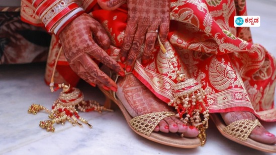 ಸೀರೆ ಧರಿಸಿದಾಗ ಸ್ಟೈಲಿಶ್ ಆಗಿ ಕಾಣಲು ಬಳೆ, ಆಭರಣಗಳು ಮಾತ್ರವಲ್ಲ ಸೂಕ್ತ ಚಪ್ಪಲಿಯೂ ಇರಬೇಕು ಸೀರೆ ಧರಿಸಿದಾಗ ಸ್ಟೈಲಿಶ್ ಆಗಿ ಕಾಣಲು ಬಳೆ, ಆಭರಣಗಳು ಮಾತ್ರವಲ್ಲ ಸೂಕ್ತ ಚಪ್ಪಲಿಯೂ ಇರಬೇಕು