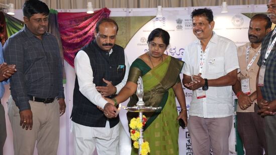 ಕರ್ನಾಟಕ ರಾಜ್ಯ ಸಹಕಾರಿ ಕೈಮಗ್ಗ ನೇಕಾರರ ಒಕ್ಕೂಟ ಲಿಮಿಟೆಡ್ನ ಅಧ್ಯಕ್ಷ ಬಿ.ಜೆ. ಗಣೇಶ್ ಬೆಂಗಳೂರು ಸೀರೆ ಉತ್ಸವಕ್ಕೆ ಮಾರ್ಚ್ 14 ರಂದು ಚಾಲನೆ ನೀಡಿದರು. ನವದೆಹಲಿಯ ರಾಷ್ಟ್ರೀಯ ವಿನ್ಯಾಸ ಕೇಂದ್ರ (ಎನ್ಡಿಸಿ) ಮತ್ತು ಜವಳಿ ಸಚಿವಾಲಯದ (ಕೈಮಗ್ಗಗಳು) ಸಹಯೋಗದಲ್ಲಿ ಈ ಉತ್ಸವ ನಡೆಯುತ್ತಿದೆ. ಕರ್ನಾಟಕ ರಾಜ್ಯ ಸಹಕಾರಿ ಕೈಮಗ್ಗ ನೇಕಾರರ ಒಕ್ಕೂಟ ಲಿಮಿಟೆಡ್ನ ಅಧ್ಯಕ್ಷ ಬಿ.ಜೆ. ಗಣೇಶ್ ಬೆಂಗಳೂರು ಸೀರೆ ಉತ್ಸವಕ್ಕೆ ಮಾರ್ಚ್ 14 ರಂದು ಚಾಲನೆ ನೀಡಿದರು. ನವದೆಹಲಿಯ ರಾಷ್ಟ್ರೀಯ ವಿನ್ಯಾಸ ಕೇಂದ್ರ (ಎನ್ಡಿಸಿ) ಮತ್ತು ಜವಳಿ ಸಚಿವಾಲಯದ (ಕೈಮಗ್ಗಗಳು) ಸಹಯೋಗದಲ್ಲಿ ಈ ಉತ್ಸವ ನಡೆಯುತ್ತಿದೆ.