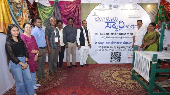 ಬೆಂಗಳೂರು ಸೀರೆ ಉತ್ಸವ 2025 ಮಾರ್ಚ್ 14ಕ್ಕೆ ಶುರುವಾಗಿದ್ದು, ಮಾರ್ಚ್ 20, 2025 ರ ವರೆಗೆ ನಡೆಯಲಿದೆ. ಜೆಪಿ ನಗರದ ಶುಭ್ ಕನ್ವೆನ್ಷನ್ ಸೆಂಟರ್ನಲ್ಲಿ ಪ್ರತಿದಿನ ಬೆಳಿಗ್ಗೆ 11:00ರಿಂದ ರಾತ್ರಿ 8:00 ಗಂಟೆಯವರೆಗೆ ಕೈಮಗ್ಗ ಸೀರೆಗಳ ಪ್ರದರ್ಶನ ಮಾರಾಟ ನಡೆಯುತ್ತಿದೆ. ಬೆಂಗಳೂರು ಸೀರೆ ಉತ್ಸವ 2025 ಮಾರ್ಚ್ 14ಕ್ಕೆ ಶುರುವಾಗಿದ್ದು, ಮಾರ್ಚ್ 20, 2025 ರ ವರೆಗೆ ನಡೆಯಲಿದೆ. ಜೆಪಿ ನಗರದ ಶುಭ್ ಕನ್ವೆನ್ಷನ್ ಸೆಂಟರ್ನಲ್ಲಿ ಪ್ರತಿದಿನ ಬೆಳಿಗ್ಗೆ 11:00ರಿಂದ ರಾತ್ರಿ 8:00 ಗಂಟೆಯವರೆಗೆ ಕೈಮಗ್ಗ ಸೀರೆಗಳ ಪ್ರದರ್ಶನ ಮಾರಾಟ ನಡೆಯುತ್ತಿದೆ.