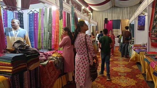 ಕೈಮಗ್ಗ ಪ್ರದರ್ಶನವು ನೇಕಾರರು ಮತ್ತು ಖರೀದಿದಾರರ ನಡುವೆ ನೇರ ಸಂಪರ್ಕ ಸಾಧಿಸಲು ಅನುವು ಮಾಡಿಕೊಡುತ್ತದೆ, ನ್ಯಾಯಯುತ ವ್ಯಾಪಾರ ಮತ್ತು ಭಾರತದ ಸಾಂಪ್ರದಾಯಿಕ ಜವಳಿಗಳಿಗೆ ವ್ಯಾಪಕ ಮನ್ನಣೆಯನ್ನು ಒದಗಿಸುತ್ತದೆ. ಈ ವಿಶೇಷ ಕಾರ್ಯಕ್ರಮ ಸೀರೆ ಪ್ರಿಯರು, ವಿನ್ಯಾಸಕರು ಮತ್ತು ಉದ್ಯಮ ವೃತ್ತಿಪರರು ಸೇರಿದಂತೆ ಸಾವಿರಾರು ಸಂದರ್ಶಕರನ್ನು ಆಕರ್ಷಿಸುವ ನಿರೀಕ್ಷೆಯಿದೆ, ಇದು ಬೆಂಗಳೂರಿನ ಸಾಂಸ್ಕೃತಿಕ ಮತ್ತು ಜವಳಿ ಕೇಂದ್ರದ ಸ್ಥಾನಮಾನವನ್ನು ಬಲಪಡಿಸುತ್ತದೆ ಎಂದು ಕರ್ನಾಟಕ ರಾಜ್ಯ ಸಹಕಾರಿ ಕೈಮಗ್ಗ ನೇಕಾರರ ಒಕ್ಕೂಟ ಲಿಮಿಟೆಡ್ನ ಅಧ್ಯಕ್ಷ ಬಿ.ಜೆ. ಗಣೇಶ್ ಹೇಳಿದರು. ಕೈಮಗ್ಗ ಪ್ರದರ್ಶನವು ನೇಕಾರರು ಮತ್ತು ಖರೀದಿದಾರರ ನಡುವೆ ನೇರ ಸಂಪರ್ಕ ಸಾಧಿಸಲು ಅನುವು ಮಾಡಿಕೊಡುತ್ತದೆ, ನ್ಯಾಯಯುತ ವ್ಯಾಪಾರ ಮತ್ತು ಭಾರತದ ಸಾಂಪ್ರದಾಯಿಕ ಜವಳಿಗಳಿಗೆ ವ್ಯಾಪಕ ಮನ್ನಣೆಯನ್ನು ಒದಗಿಸುತ್ತದೆ. ಈ ವಿಶೇಷ ಕಾರ್ಯಕ್ರಮ ಸೀರೆ ಪ್ರಿಯರು, ವಿನ್ಯಾಸಕರು ಮತ್ತು ಉದ್ಯಮ ವೃತ್ತಿಪರರು ಸೇರಿದಂತೆ ಸಾವಿರಾರು ಸಂದರ್ಶಕರನ್ನು ಆಕರ್ಷಿಸುವ ನಿರೀಕ್ಷೆಯಿದೆ, ಇದು ಬೆಂಗಳೂರಿನ ಸಾಂಸ್ಕೃತಿಕ ಮತ್ತು ಜವಳಿ ಕೇಂದ್ರದ ಸ್ಥಾನಮಾನವನ್ನು ಬಲಪಡಿಸುತ್ತದೆ ಎಂದು ಕರ್ನಾಟಕ ರಾಜ್ಯ ಸಹಕಾರಿ ಕೈಮಗ್ಗ ನೇಕಾರರ ಒಕ್ಕೂಟ ಲಿಮಿಟೆಡ್ನ ಅಧ್ಯಕ್ಷ ಬಿ.ಜೆ. ಗಣೇಶ್ ಹೇಳಿದರು.