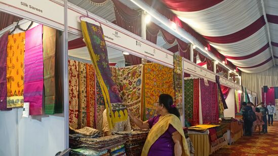 ಬೆಂಗಳೂರು ಸೀರೆ ಉತ್ಸವದಲ್ಲಿ 75ಕ್ಕೂ ಹೆಚ್ಚು ಪರಿಪೂರ್ಣ ಕರಕುಶಲ ವಸ್ತ್ರ ಬಣ್ಣಗಾರರು, ಸ್ವಸಹಾಯ ಗುಂಪುಗಳು (SHGs) ಮತ್ತು ಸಹಕಾರಿ ಸಂಘಗಳು ಭಾಗವಹಿಸುತ್ತಿದ್ದು, ವೀಕ್ಷಕರಿಗೆ ನೇರವಾಗಿ ಬಟ್ಟೆ ಖರೀದಿಸಲು ಅಪರೂಪದ ಅವಕಾಶ ಕಲ್ಪಿಸಿದೆ. ಬೆಂಗಳೂರು ಸೀರೆ ಉತ್ಸವದಲ್ಲಿ 75ಕ್ಕೂ ಹೆಚ್ಚು ಪರಿಪೂರ್ಣ ಕರಕುಶಲ ವಸ್ತ್ರ ಬಣ್ಣಗಾರರು, ಸ್ವಸಹಾಯ ಗುಂಪುಗಳು (SHGs) ಮತ್ತು ಸಹಕಾರಿ ಸಂಘಗಳು ಭಾಗವಹಿಸುತ್ತಿದ್ದು, ವೀಕ್ಷಕರಿಗೆ ನೇರವಾಗಿ ಬಟ್ಟೆ ಖರೀದಿಸಲು ಅಪರೂಪದ ಅವಕಾಶ ಕಲ್ಪಿಸಿದೆ.