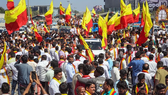 ಕರ್ನಾಟಕ ರಾಜ್ಯ ರಸ್ತೆ ಸಾರಿಗೆ ಸಿಬ್ಬಂದಿ ಮೇಲಿನ ಹಲ್ಲೆ ಖಂಡಿಸಿ ಹಂತ ಹಂತವಾದ ಪ್ರತಿಭಟನೆ ನಡೆಸುತ್ತಿರುವ ಕನ್ನಡ ಪರ ಸಂಘಟನೆಗಳು ಮಾರ್ಚ್ 22 ರಂದು ಕರ್ನಾಟಕ ಬಂದ್ಗೆ ಕರೆ ನೀಡಿವೆ. (ಸಾಂಕೇತಿಕ ಚಿತ್ರ) ಕರ್ನಾಟಕ ರಾಜ್ಯ ರಸ್ತೆ ಸಾರಿಗೆ ಸಿಬ್ಬಂದಿ ಮೇಲಿನ ಹಲ್ಲೆ ಖಂಡಿಸಿ ಹಂತ ಹಂತವಾದ ಪ್ರತಿಭಟನೆ ನಡೆಸುತ್ತಿರುವ ಕನ್ನಡ ಪರ ಸಂಘಟನೆಗಳು ಮಾರ್ಚ್ 22 ರಂದು ಕರ್ನಾಟಕ ಬಂದ್ಗೆ ಕರೆ ನೀಡಿವೆ. (ಸಾಂಕೇತಿಕ ಚಿತ್ರ)