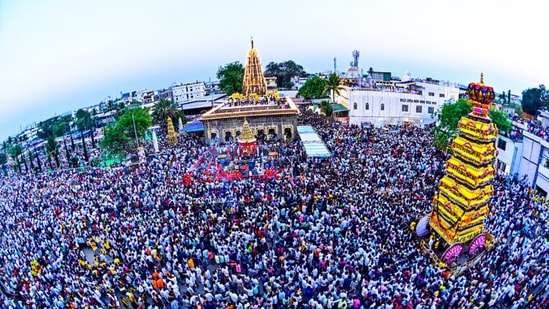 ಎರಡು ವಾರಗಳ ಕಾಲ ನಡೆಯುವ ಅದರಲ್ಲೂ ಕಲ್ಯಾಣ ಕರ್ನಾಟಕ ಭಾಗದ ದೊಡ್ಡ ಜಾತ್ರೆ ಎಂದು ಪ್ರಸಿದ್ದಿಯಾಗಿರುವ ಕಲಬುರಗಿ ಶರಣಬಸವೇಶ್ವರರ 203ನೇ ಮಹಾರಥೋತ್ಸವ ಬುಧವಾರ &nbsp;ಸಂಜೆ &nbsp;ನೆರವೇರಿತು