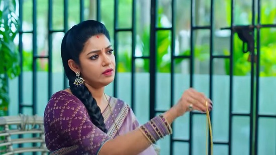 Amruthadhaare: ಸರದಲ್ಲಿ ಸಿಕ್ಕ ಮೈಕ್ ಅನ್ನು ಅತ್ತೆಗೆ ನೀಡಿದ ದಡ್ಡಿ ಭೂಮಿಕಾ Amruthadhaare: ಸರದಲ್ಲಿ ಸಿಕ್ಕ ಮೈಕ್ ಅನ್ನು ಅತ್ತೆಗೆ ನೀಡಿದ ದಡ್ಡಿ ಭೂಮಿಕಾ