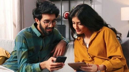 ವಿಶೇಷ ಯೋಜನೆಯ ಬೆಲೆ 900 ರೂ.ಗಳಿಗಿಂತ ಕಡಿಮೆ.ಜಿಯೋದ ಈ ಯೋಜನೆಯಲ್ಲಿ, ನೀವು ಬಹುತೇಕ ಇಡೀ ವರ್ಷದ ಮಾನ್ಯತೆಯನ್ನು ಪಡೆಯುತ್ತೀರಿ, ಅದು ಕೂಡ 900 ರೂ.ಗಿಂತ ಕಡಿಮೆ ಬೆಲೆಗೆ. ಈ ಜಿಯೋ ಫೋನ್ ರಿಚಾರ್ಜ್ ಯೋಜನೆಯ ಬೆಲೆ 895 ರೂ. ಮತ್ತು ಯೋಜನೆಯ ದೈನಂದಿನ ವೆಚ್ಚ ಕೇವಲ 2.66 ರೂ. ಇದರರ್ಥ ನೀವು ದಿನಕ್ಕೆ 3 ರೂ.ಗಿಂತ ಕಡಿಮೆ ಖರ್ಚು ಮಾಡುವ ಮೂಲಕ ಡೇಟಾ, SMS ಮತ್ತು ಕರೆಗಳನ್ನು ಪಡೆಯಬಹುದು. ವಿಶೇಷ ಯೋಜನೆಯ ಬೆಲೆ 900 ರೂ.ಗಳಿಗಿಂತ ಕಡಿಮೆ.ಜಿಯೋದ ಈ ಯೋಜನೆಯಲ್ಲಿ, ನೀವು ಬಹುತೇಕ ಇಡೀ ವರ್ಷದ ಮಾನ್ಯತೆಯನ್ನು ಪಡೆಯುತ್ತೀರಿ, ಅದು ಕೂಡ 900 ರೂ.ಗಿಂತ ಕಡಿಮೆ ಬೆಲೆಗೆ. ಈ ಜಿಯೋ ಫೋನ್ ರಿಚಾರ್ಜ್ ಯೋಜನೆಯ ಬೆಲೆ 895 ರೂ. ಮತ್ತು ಯೋಜನೆಯ ದೈನಂದಿನ ವೆಚ್ಚ ಕೇವಲ 2.66 ರೂ. ಇದರರ್ಥ ನೀವು ದಿನಕ್ಕೆ 3 ರೂ.ಗಿಂತ ಕಡಿಮೆ ಖರ್ಚು ಮಾಡುವ ಮೂಲಕ ಡೇಟಾ, SMS ಮತ್ತು ಕರೆಗಳನ್ನು ಪಡೆಯಬಹುದು.