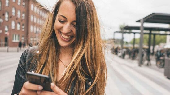 ಈ ವಿಶೇಷ ಯೋಜನೆ ಈ ಜಿಯೋ ಬಳಕೆದಾರರಿಗೆ ಮಾತ್ರನೀವು ಈ ರೀಚಾರ್ಜ್ ಯೋಜನೆಯನ್ನು ಖರೀದಿಸುವ ಬಗ್ಗೆ ಯೋಚಿಸುತ್ತಿದ್ದರೆ, ಜಿಯೋದ ಈ 895 ರೂ.ಗಳ ರಿಯಾಯಿತಿ ಯೋಜನೆ ಜಿಯೋಫೋನ್ ಬಳಕೆದಾರರಿಗೆ ಮಾತ್ರ ಎಂಬುದನ್ನು ನೆನಪಿನಲ್ಲಿಡಿ. ಸಾಮಾನ್ಯ ಸ್ಮಾರ್ಟ್ಫೋನ್ ಬಳಕೆದಾರರು ಈ ಯೋಜನೆಯ ಪ್ರಯೋಜನಗಳನ್ನು ಪಡೆಯಲು ಸಾಧ್ಯವಾಗುವುದಿಲ್ಲ. ಈ ಯೋಜನೆಯೊಂದಿಗೆ ನೀವು ಜಿಯೋ ಟಿವಿ ಮತ್ತು ಜಿಯೋ ಕ್ಲೌಡ್ನ ಉಚಿತ ಚಂದಾದಾರಿಕೆಯನ್ನು ಸಹ ಪಡೆಯುತ್ತೀರಿ. ಸಾಮಾನ್ಯ ಸ್ಮಾರ್ಟ್ಫೋನ್ ಬಳಕೆದಾರರು ತಮ್ಮ ಸಿಮ್ ಅನ್ನು 336 ದಿನಗಳವರೆಗೆ ಸಕ್ರಿಯವಾಗಿಡಲು 1748 ರೂ.ಗಳ ಯೋಜನೆಯೊಂದಿಗೆ ರೀಚಾರ್ಜ್ ಮಾಡಬಹುದು. ಈ ವಿಶೇಷ ಯೋಜನೆ ಈ ಜಿಯೋ ಬಳಕೆದಾರರಿಗೆ ಮಾತ್ರನೀವು ಈ ರೀಚಾರ್ಜ್ ಯೋಜನೆಯನ್ನು ಖರೀದಿಸುವ ಬಗ್ಗೆ ಯೋಚಿಸುತ್ತಿದ್ದರೆ, ಜಿಯೋದ ಈ 895 ರೂ.ಗಳ ರಿಯಾಯಿತಿ ಯೋಜನೆ ಜಿಯೋಫೋನ್ ಬಳಕೆದಾರರಿಗೆ ಮಾತ್ರ ಎಂಬುದನ್ನು ನೆನಪಿನಲ್ಲಿಡಿ. ಸಾಮಾನ್ಯ ಸ್ಮಾರ್ಟ್ಫೋನ್ ಬಳಕೆದಾರರು ಈ ಯೋಜನೆಯ ಪ್ರಯೋಜನಗಳನ್ನು ಪಡೆಯಲು ಸಾಧ್ಯವಾಗುವುದಿಲ್ಲ. ಈ ಯೋಜನೆಯೊಂದಿಗೆ ನೀವು ಜಿಯೋ ಟಿವಿ ಮತ್ತು ಜಿಯೋ ಕ್ಲೌಡ್ನ ಉಚಿತ ಚಂದಾದಾರಿಕೆಯನ್ನು ಸಹ ಪಡೆಯುತ್ತೀರಿ. ಸಾಮಾನ್ಯ ಸ್ಮಾರ್ಟ್ಫೋನ್ ಬಳಕೆದಾರರು ತಮ್ಮ ಸಿಮ್ ಅನ್ನು 336 ದಿನಗಳವರೆಗೆ ಸಕ್ರಿಯವಾಗಿಡಲು 1748 ರೂ.ಗಳ ಯೋಜನೆಯೊಂದಿಗೆ ರೀಚಾರ್ಜ್ ಮಾಡಬಹುದು.