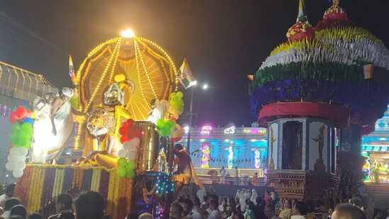 ಚಾರಿತ್ರಿಕ ಹಿನ್ನೆಲೆಯ ಶಿವಮೊಗ್ಗ ಜಿಲ್ಲೆ ಹೊಸನಗರ ತಾಲ್ಲೂಕಿನ ಹೊಂಬುಜ ಕ್ಷೇತ್ರವಿಂದು ಧಾರ್ಮಿಕ-ಆಧ್ಯಾತ್ಮಿಕ ಶ್ರದ್ಧಾ ಭಕ್ತಿಯ ಕೇಂದ್ರ ಎಂಬುದು ಜನಜನಿತವಾಗಿದೆ. ಇಲ್ಲಿ ಈಗ ಪಾರ್ಶ್ವನಾಥ ಸ್ವಾಮಿ ಹಾಗೂ ಪದ್ಮಾವತಿ ಅಮ್ಮನವರ ಜಾತ್ರಾ ಸಡಗರ ಜೋರಾಗಿದೆ.