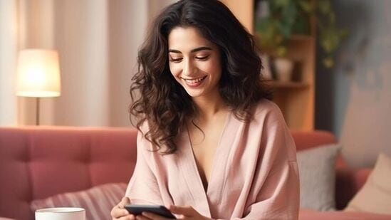 ಯೋಜನೆಯಲ್ಲಿ ಒಟ್ಟು 600 SMS ಲಭ್ಯಈ ಯೋಜನೆಯಲ್ಲಿ, ಜಿಯೋ ತನ್ನ ಜಿಯೋ ಫೋನ್ ಗ್ರಾಹಕರಿಗೆ 28 ದಿನಗಳವರೆಗೆ 50 ಉಚಿತ SMS ಗಳನ್ನು ನೀಡುತ್ತದೆ. ಈ ಯೋಜನೆಯನ್ನು 28 ದಿನಗಳ ಚಕ್ರಗಳಾಗಿ ವಿಂಗಡಿಸಲಾಗಿದೆ. ಇದರರ್ಥ ನೀವು ಒಟ್ಟು 12 ಬಾರಿ 50 ಉಚಿತ SMS ಪಡೆಯುತ್ತೀರಿ, ಅಂದರೆ ನೀವು ಯೋಜನೆಯಲ್ಲಿ ಒಟ್ಟು 600 SMS ಪಡೆಯುತ್ತೀರಿ. ಯೋಜನೆಯಲ್ಲಿ ಒಟ್ಟು 600 SMS ಲಭ್ಯಈ ಯೋಜನೆಯಲ್ಲಿ, ಜಿಯೋ ತನ್ನ ಜಿಯೋ ಫೋನ್ ಗ್ರಾಹಕರಿಗೆ 28 ದಿನಗಳವರೆಗೆ 50 ಉಚಿತ SMS ಗಳನ್ನು ನೀಡುತ್ತದೆ. ಈ ಯೋಜನೆಯನ್ನು 28 ದಿನಗಳ ಚಕ್ರಗಳಾಗಿ ವಿಂಗಡಿಸಲಾಗಿದೆ. ಇದರರ್ಥ ನೀವು ಒಟ್ಟು 12 ಬಾರಿ 50 ಉಚಿತ SMS ಪಡೆಯುತ್ತೀರಿ, ಅಂದರೆ ನೀವು ಯೋಜನೆಯಲ್ಲಿ ಒಟ್ಟು 600 SMS ಪಡೆಯುತ್ತೀರಿ.