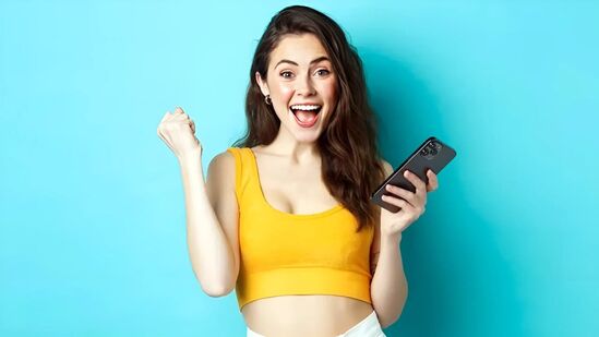 ಜಿಯೋದ 1748 ರೂ. ಯೋಜನೆಯ ಪ್ರಯೋಜನಗಳುಜಿಯೋದ 1748 ರೂ. ಯೋಜನೆಯಲ್ಲಿ, ಬಳಕೆದಾರರು ಅನಿಯಮಿತ ಧ್ವನಿ ಕರೆ ಮತ್ತು 3600 SMS ಸೌಲಭ್ಯವನ್ನು ಪಡೆಯುತ್ತಾರೆ. ಈ ಯೋಜನೆಯು ಜಿಯೋಟಿವಿ ಮತ್ತು ಜಿಯೋಕ್ಲೌಡ್ ಪ್ರಯೋಜನಗಳನ್ನು ಒಳಗೊಂಡಿದೆ. ಈ ಯೋಜನೆಯಲ್ಲಿ ಜಿಯೋ ತನ್ನ ಬಳಕೆದಾರರಿಗೆ ಕರೆ ಮತ್ತು SMS ನ ಪ್ರಯೋಜನಗಳನ್ನು ಮಾತ್ರ ಒದಗಿಸುತ್ತದೆ. ಈ ಯೋಜನೆಯಲ್ಲಿ ಡೇಟಾವನ್ನು ನೀಡಲಾಗುವುದಿಲ್ಲ. ಜಿಯೋದ 1748 ರೂ. ಯೋಜನೆಯ ಪ್ರಯೋಜನಗಳುಜಿಯೋದ 1748 ರೂ. ಯೋಜನೆಯಲ್ಲಿ, ಬಳಕೆದಾರರು ಅನಿಯಮಿತ ಧ್ವನಿ ಕರೆ ಮತ್ತು 3600 SMS ಸೌಲಭ್ಯವನ್ನು ಪಡೆಯುತ್ತಾರೆ. ಈ ಯೋಜನೆಯು ಜಿಯೋಟಿವಿ ಮತ್ತು ಜಿಯೋಕ್ಲೌಡ್ ಪ್ರಯೋಜನಗಳನ್ನು ಒಳಗೊಂಡಿದೆ. ಈ ಯೋಜನೆಯಲ್ಲಿ ಜಿಯೋ ತನ್ನ ಬಳಕೆದಾರರಿಗೆ ಕರೆ ಮತ್ತು SMS ನ ಪ್ರಯೋಜನಗಳನ್ನು ಮಾತ್ರ ಒದಗಿಸುತ್ತದೆ. ಈ ಯೋಜನೆಯಲ್ಲಿ ಡೇಟಾವನ್ನು ನೀಡಲಾಗುವುದಿಲ್ಲ.