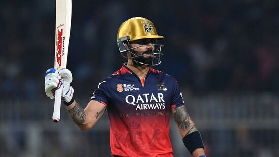 ಅರ್ಧಶತಕ ಬಾರಿಸಿದ ವಿರಾಟ್ ಕೊಹ್ಲಿಗೆ ಇದು 400ನೇ ಟಿ20 ಪಂದ್ಯ. ಅಲ್ಲದೆ, ಐಪಿಎಲ್​ನಲ್ಲಿ ಕೆಕೆಆರ್​ ವಿರುದ್ಧ 1000 ರನ್ ಪೂರ್ಣಗೊಳಿಸಿದ ಕೊಹ್ಲಿ, ಶ್ರೀಮಂತ ಲೀಗ್​ನಲ್ಲಿ 56 ಅರ್ಧಶತಕಗಳಿಗೆ ವಾರಸುದಾರನಾಗಿದ್ದಾರೆ.