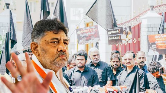 ಚೆನ್ನೈ ವಿಮಾನ ನಿಲ್ದಾಣಕ್ಕೆ ಬಂದಳಿದ ಕರ್ನಾಟಕ ಡಿಸಿಎಂ ಡಿ.ಕೆ.ಶಿವಕುಮಾರ್ ಅವರಿಗೆ ಅಣ್ಣಾಮಲೈ ನೇತೃತ್ವದಲ್ಲಿ ಕಪ್ಪು ಬಾವುಟ ಪ್ರದರ್ಶನ ನಡೆಯಿತು. ಚೆನ್ನೈ ವಿಮಾನ ನಿಲ್ದಾಣಕ್ಕೆ ಬಂದಳಿದ ಕರ್ನಾಟಕ ಡಿಸಿಎಂ ಡಿ.ಕೆ.ಶಿವಕುಮಾರ್ ಅವರಿಗೆ ಅಣ್ಣಾಮಲೈ ನೇತೃತ್ವದಲ್ಲಿ ಕಪ್ಪು ಬಾವುಟ ಪ್ರದರ್ಶನ ನಡೆಯಿತು.