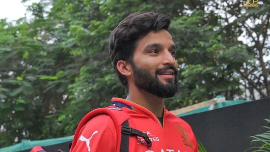 ಉದ್ಘಾಟನಾ ಪಂದ್ಯದಲ್ಲೇ ಟಾಸ್ ಗೆದ್ದ ಆರ್ಸಿಬಿ, ಚೇಸಿಂಗ್ ಆಯ್ಕೆ; ಇಲ್ಲಿದೆ ಉಭಯ ತಂಡಗಳ ಬಲಿಷ್ಠ ಪ್ಲೇಯಿಂಗ್ 11 ಉದ್ಘಾಟನಾ ಪಂದ್ಯದಲ್ಲೇ ಟಾಸ್ ಗೆದ್ದ ಆರ್ಸಿಬಿ, ಚೇಸಿಂಗ್ ಆಯ್ಕೆ; ಇಲ್ಲಿದೆ ಉಭಯ ತಂಡಗಳ ಬಲಿಷ್ಠ ಪ್ಲೇಯಿಂಗ್ 11