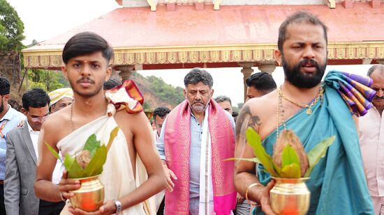 ಕಾವೇರಿ ಆರತಿ ಕಾರ್ಯಕ್ರಮದ ಪ್ರಯುಕ್ತ ಉಪ ಮುಖ್ಯಮಂತ್ರಿ ಡಿ.ಕೆ.ಶಿವಕುಮಾರ್ ಅವರು ನಾಡಿನ ಪುಣ್ಯಕ್ಷೇತ್ರ ಭಾಗಮಂಡಲ ಭಗಂಡೇಶ್ವರ ಹಾಗೂ ಕಾವೇರಿ ನದಿ ಉಗಮ ಸ್ಥಾನ ತಲಕಾವೇರಿಗೆ ಭೇಟಿ ನೀಡಿ ವಿಶೇಷ ಪೂಜೆ ಸಲ್ಲಿಸಲು ಆಗಮಿಸಿದಾಗ ಸ್ವಾಗತ ಕೋರಲಾಯಿತು. 