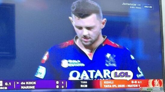 ಕೋಲ್ಕತ್ತಾದ ಈಡನ್ ಗಾರ್ಡನ್ಸ್​ನಲ್ಲಿ ಶನಿವಾರ ಕೆಕೆಆರ್ ಮತ್ತು ಆರ್​ಸಿಬಿ ನಡುವೆ 2025ರ ಉದ್ಘಾಟನಾ ಪಂದ್ಯ ನಡೆಯಿತು. ಟಾಸ್ ಗೆದ್ದ ಆರ್​​ಸಿಬಿ ಫೀಲ್ಡಿಂಗ್ ಆಯ್ಕೆ ಮಾಡಿಕೊಂಡಿತು. ಅದರಂತೆ ಮೊದಲ ಓವರ್​ ಬೌಲಿಂಗ್ ಮಾಡಲು ಹೇಜಲ್​ವುಡ್ ಬಂದರು. ಆದರೆ ನೇರ ಪ್ರಸಾರದಲ್ಲಿ ತೋರಿಸಿದ್ದು ವಿರಾಟ್ ಕೊಹ್ಲಿ ಹೆಸರು.