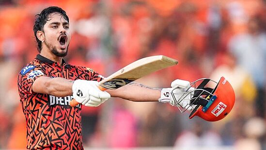 ಸನ್ರೈಸರ್ಸ್ ಹೈದರಾಬಾದ್ (SRH) ತಂಡದ ಭಾಗವಾಗಿರುವ ಇಶಾನ್ ಕಿಶನ್, ರಾಜಸ್ಥಾನ ರಾಯಲ್ಸ್ (RR) ವಿರುದ್ಧದ ಪಂದ್ಯದಲ್ಲಿ ದಾಖಲೆಯ ಶತಕ ಸಿಡಿಸಿದ್ದಾರೆ. 47 ಎಸೆತಗಳಲ್ಲಿ 11 ಬೌಂಡರಿ, 6 ಸಿಕ್ಸರ್ಗಳ ಸಹಿತ ಅಜೇಯ 106 ರನ್ ಗಳಿಸಿದರು. <p>ಸನ್ರೈಸರ್ಸ್ ಹೈದರಾಬಾದ್ (SRH) ತಂಡದ ಭಾಗವಾಗಿರುವ ಇಶಾನ್ ಕಿಶನ್, ರಾಜಸ್ಥಾನ ರಾಯಲ್ಸ್ (RR) ವಿರುದ್ಧದ ಪಂದ್ಯದಲ್ಲಿ ದಾಖಲೆಯ ಶತಕ ಸಿಡಿಸಿದ್ದಾರೆ. 47 ಎಸೆತಗಳಲ್ಲಿ 11 ಬೌಂಡರಿ, 6 ಸಿಕ್ಸರ್ಗಳ ಸಹಿತ ಅಜೇಯ 106 ರನ್ ಗಳಿಸಿದರು.</p>