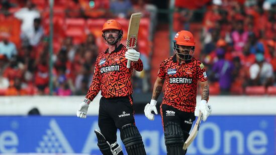 ಸುನಾಮಿ ಬ್ಯಾಟಿಂಗ್​ಗೆ ಹೆಸರುವಾಸಿಯಾದ ಸನ್​ರೈಸರ್ಸ್​ ನೂತನ ಆವೃತ್ತಿಯ ಮೊದಲ ಪಂದ್ಯದಲ್ಲೇ ವಿಶೇಷ ದಾಖಲೆ ನಿರ್ಮಿಸಿದೆ. ಪವರ್ ಪ್ಲೇ ಅಂದರೆ ಮೊದಲ 6 ಓವರ್​​ಗಳಲ್ಲಿ ಹೈದರಾಬಾದ್ 94/1 ಸ್ಕೋರ್ ಮಾಡಿದ್ದು, ಪಂಜಾಬ್ ದಾಖಲೆ ಮುರಿದು 5ನೇ ಸ್ಥಾನಕ್ಕೆ ಏರಿದೆ.