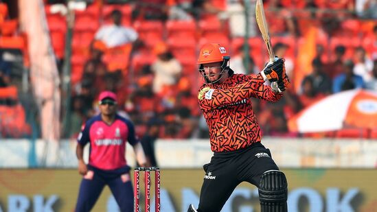 ಕೆಕೆಆರ್​ ಈ ಪಟ್ಟಿಯಲ್ಲಿ 3ನೇ ಸ್ಥಾನದಲ್ಲಿದ್ದಾರೆ. 2017ರಲ್ಲಿ ಆರ್​ಸಿಬಿ ವಿರುದ್ಧ ಪವರ್​ಪ್ಲೇನಲ್ಲಿ 105 ರನ್ ಗಳಿಸಿತ್ತು. ಚಿನ್ನಸ್ವಾಮಿ ಕ್ರಿಕೆಟ್ ಮೈದಾನದಲ್ಲಿ ಈ ಪಂದ್ಯ ನಡೆದಿತ್ತು.