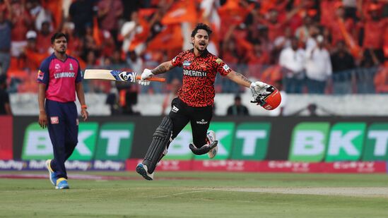 ಐಪಿಎಲ್ ಇತಿಹಾಸದಲ್ಲಿ ಒಂದು ಪಂದ್ಯದಲ್ಲಿ ಅತಿ ಹೆಚ್ಚು ಸ್ಕೋರ್ ಗಳಿಸಿದ ದಾಖಲೆಯೂ ಸನ್ ರೈಸರ್ಸ್ ಹೆಸರಿನಲ್ಲಿದೆ. ಚಿನ್ನಸ್ವಾಮಿ ಕ್ರೀಡಾಂಗಣದಲ್ಲಿ ನಡೆದ ಪಂದ್ಯದಲ್ಲಿ ಸನ್​ರೈಸರ್ಸ್​ 20 ಓವರ್​​ಗಳಲ್ಲಿ  3 ವಿಕೆಟ್ ನಷ್ಟಕ್ಕೆ 287 ರನ್ ಗಳಿಸಿತ್ತು.